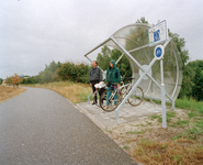 823906 Afbeelding van een constructie waaronder fietsers kunnen schuilen tegen de regen, langs een fietspad in de ...